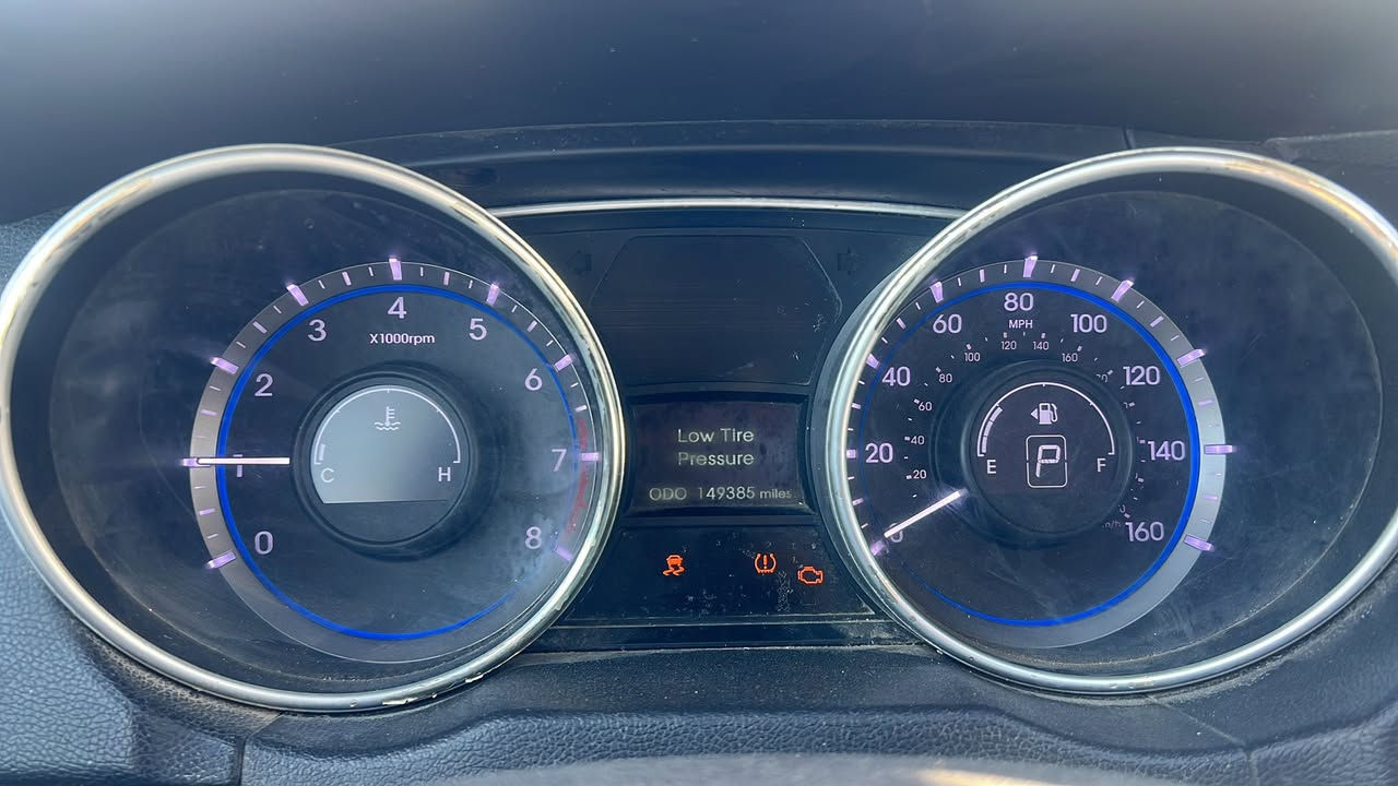 سوناتا ٢٠١٣
حادثها جاملغ وبنيد بدون دواخل فقط 
مكينه ٢٤٠٠ GDI 
مواصفات عاديه 
معروضه ب ١١٠ وبيها مجال 
مكان السياره حله 
***********
متواجد عل فيس وعل واتس وعل خط
