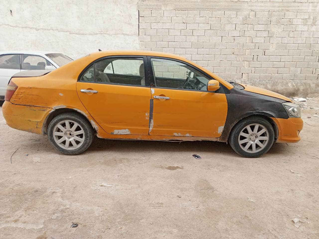 جيلي موبل 13 
طابوكه توني مبدلها 
حداده وسط 
كوم حديد 
راعيها موجود
هيئة وضريبه ع مشتري 
السعر 20 وبيها مجال قليل 
للاستفسار 
*********** البصرة, العراق
