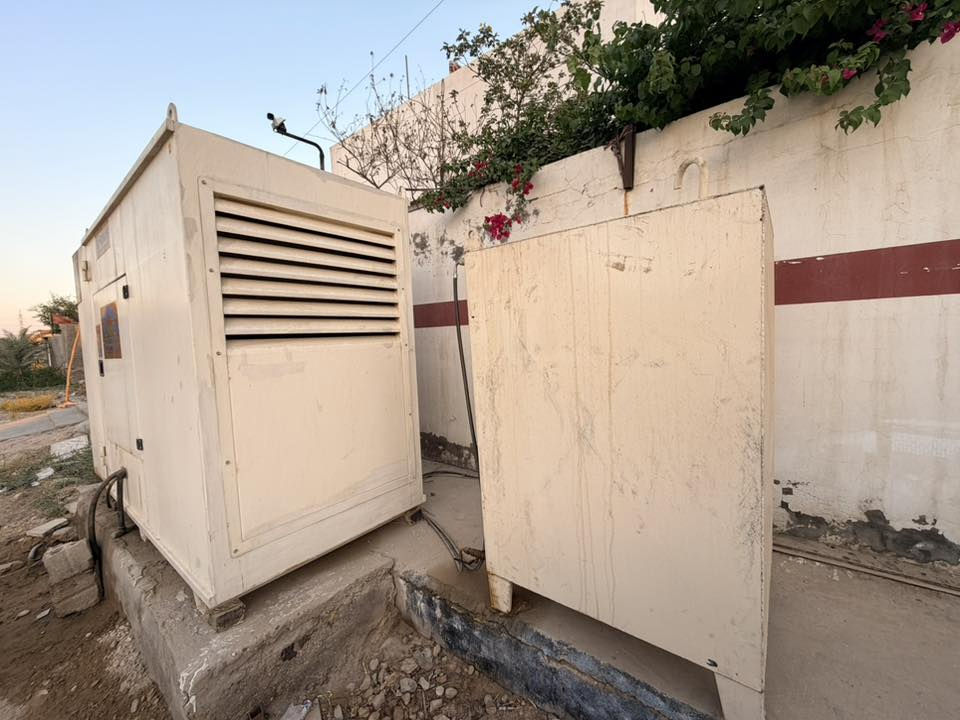 مولدة بيركينز اصلي كاتم ممتاز
٣٠ كي في 
واخذتها وكالة من جبال بيروت والصيانة مستمرة من قبل الشركة ، المولدة بلادية ونظيفة وصار بيها عطل مرة واحدة تبديل راديتر 
كلش نظيفة 
مكانها في الحلة
 للاستفسار
***********
