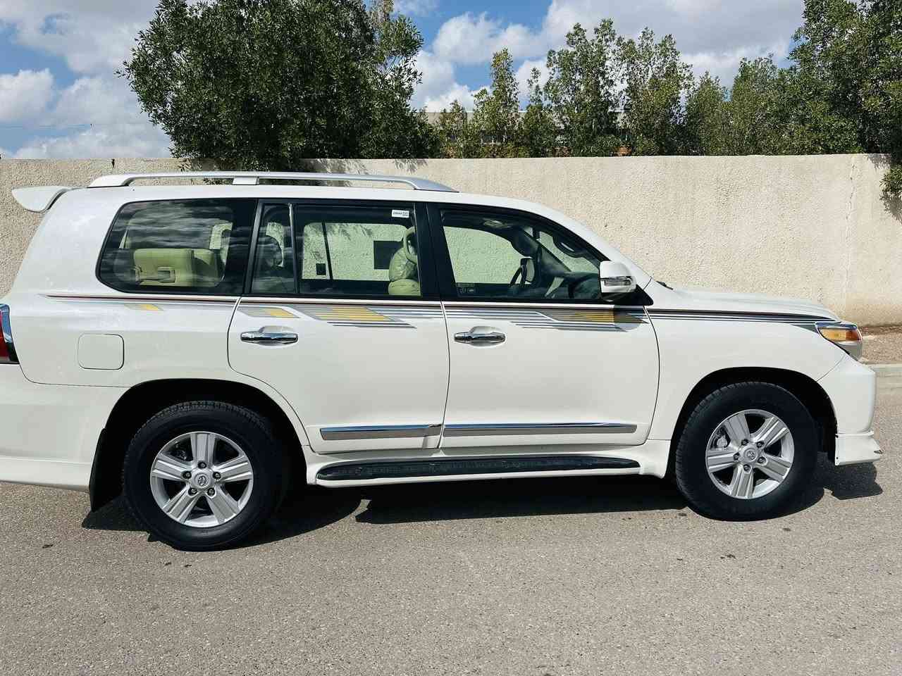 لاند كروز 2012 خليجيه فطيم ام الطفايه جديده جدا اي نقص مابيه من كلشي تخم تاير وصدر دوشمه وأرضيات جدد ادامه كامله مناقصه شي ترايه جديد لوك بيه قطعتين جاملغ خلفي وباب خلفي وبيه بارد شي بسيط  حساس امامي خلفي وبصمه وثلاجه وكامره وشاشه وكشن كهرباء مكاني بغداد حي العامل ***********
