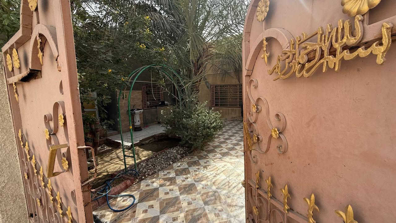 عرض
بيت طابو صرف المساحه ٣٥٧متر بدون ورثه ولا قاصرين 
حله البكرلي شارع عشرين 
كافه الخدمات 
ماء بدون ماطور مساعد 
كهرباء ثري فيز 
انترت ضوئي الكيبل بل باب 
مجاري حديثه 
تبليط للباب عرض الشارع ٢٠ متر 
منطقه هادئه ومرتبه 
للاستفسار اكثر الاتصال 
***********
