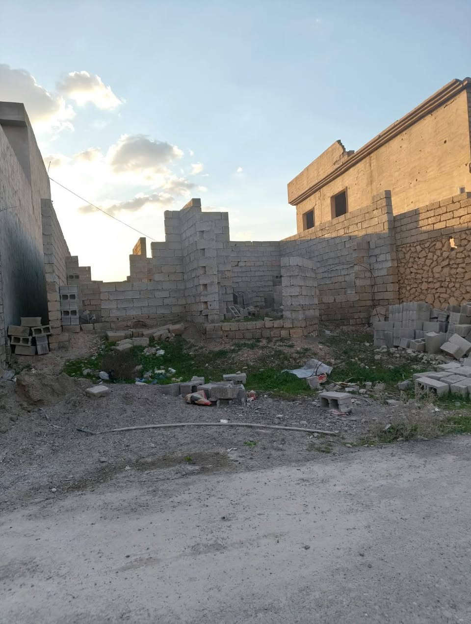 هيكل للبيع بيجي حي المهندسين غرفتين
وصاله ومطبخ حار وبارد وربعه 
مساحة القطعه 240 واصله تبليط 
رقم الهاتف ***********
