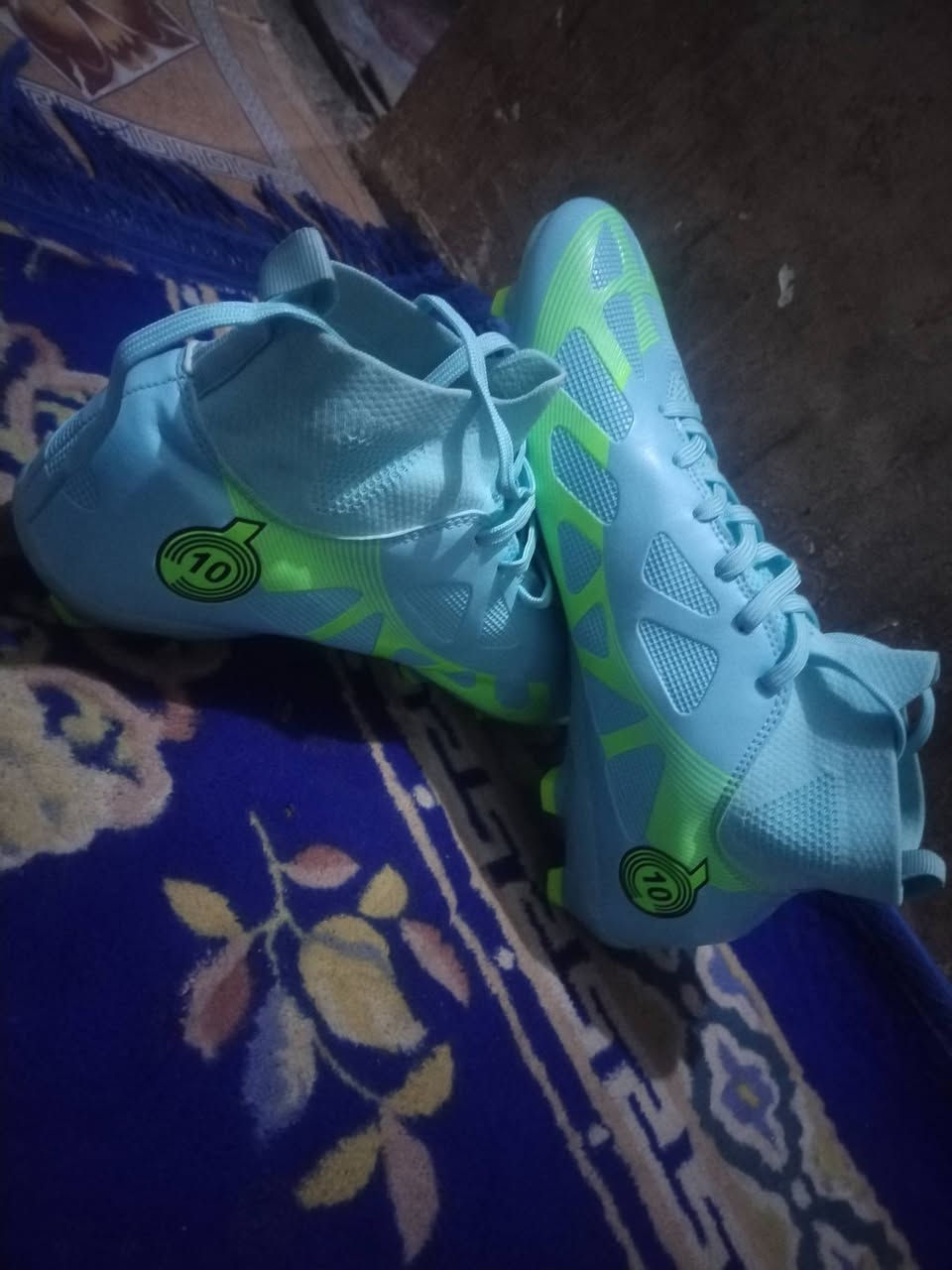 سلام عليكم عندي هاي الحذاء ماصارت عليه او اريد ابيعه بعده بل اليلون وعلي لعبه مالعب بيه او هاذه رقمي وتساب فقط *********** السعر 40
