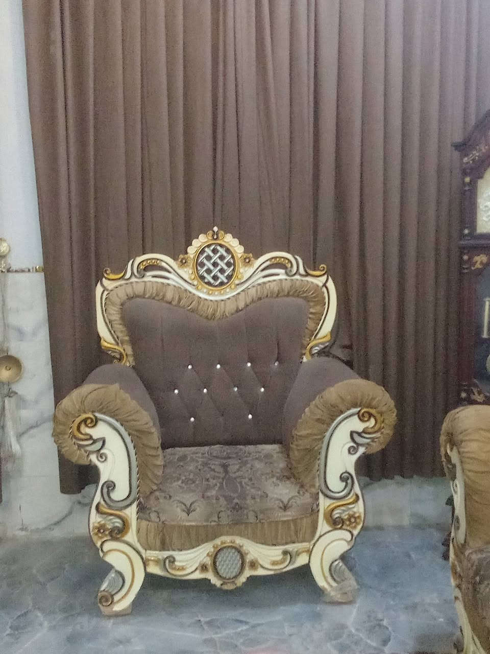 السلام عليكم عندي تخم ٨مقاعد للبيع بسعر مناسب نضافه ٩٠/ اليريده يدخلي خاص او واتساب ***********
