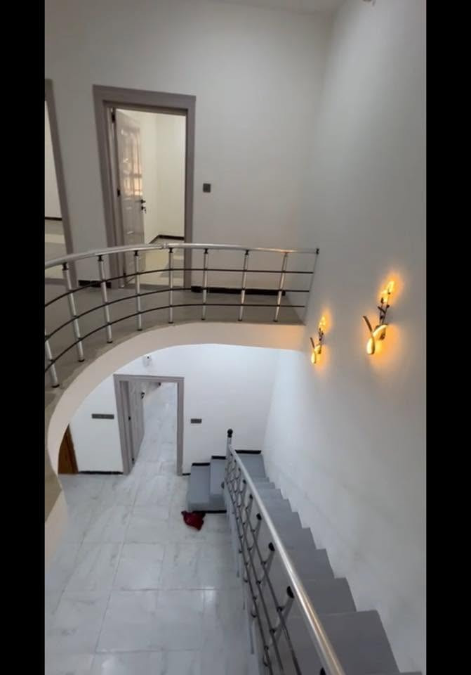 بيت ١٠٠م مربع طابقين جديد يقع بين حي الزهور وشارع الشبانات
يحتوي على ٣ غرف نوم وصاله ومطبخ واستقبال وحمامين مع تواليت خارجي
للاتصال على الرقم ***********  يحتوي واتساب
