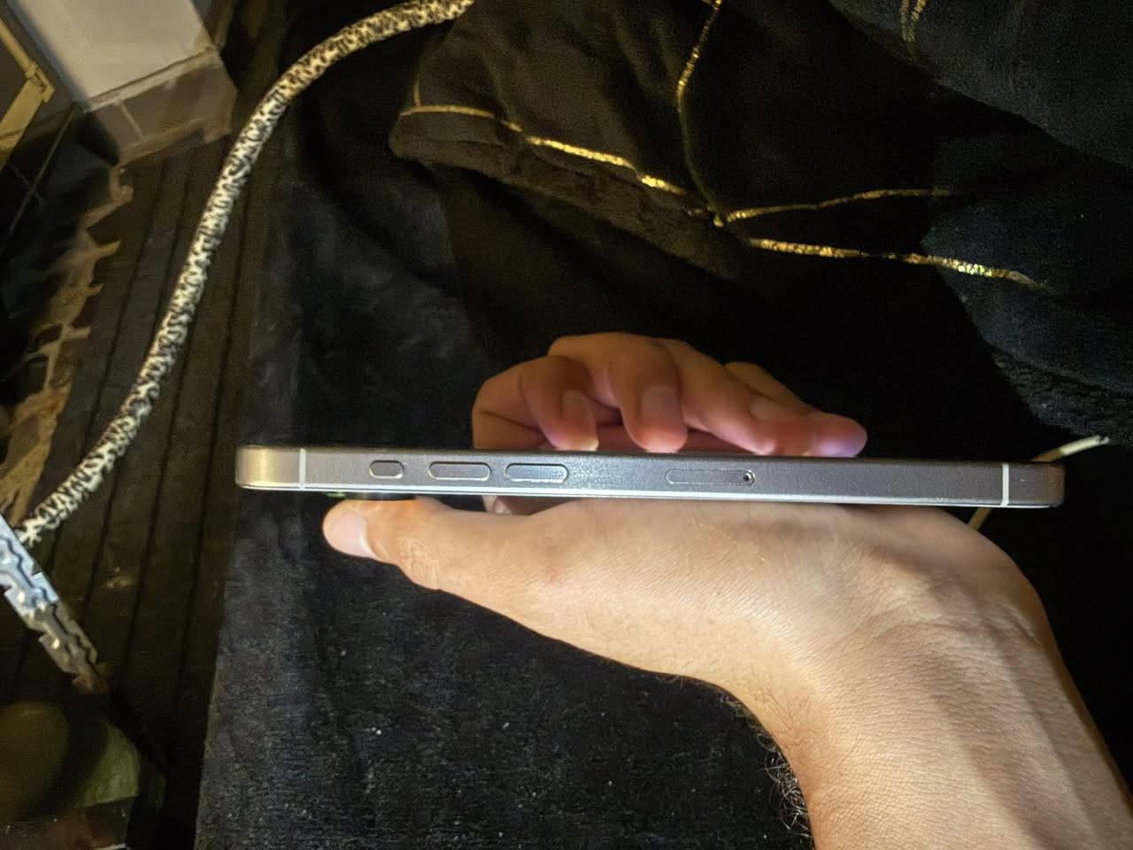 سلام عليكم 
أيفون 15 Pro Max
ذاكره 256
بطاريه 86
جهاز وتر بروڤ على ايدي 
بيه كسر خفيف بلظهر مثل ما موضح 
والكامره مثل ما موضح 
باكيت موجود مالته 
للبيع سعره مليون بيه مجال بسيط 
مكان بغداد اسكان 
*********** واتساب
