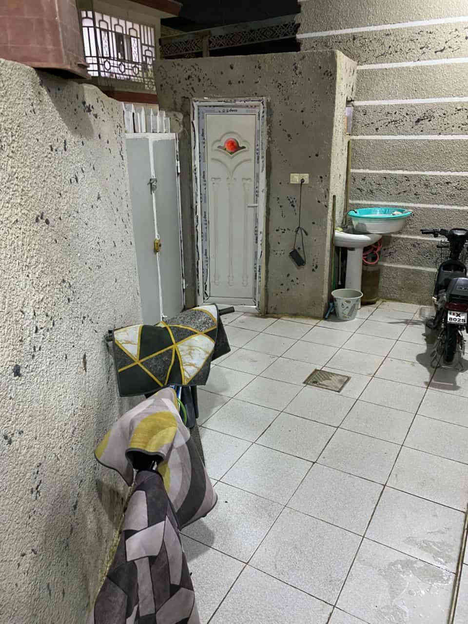 دار للبيع طابو زراعي سند 25 مساحه 120م واجهه 5م طابقين ثلاث غرف نوم مع استقبال وكلدور ومطبخ ومجمع صحيات بناء جديد عنوان الدار حي الصحه فرع الجامع الهندي 6 م عرض الشارع تبليط للدار السعر 170مليون قابل للتفاوض للاستفسار الاتصال على الرقم *********** أو مراجعه مكتبنا الكائن في الجزائر مقابل مجبس التمور أو مدرسه الطريق الى المئه
