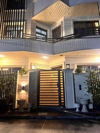 📍بيت للبيع في حي الجامعه  قرب نفق الشرطه موقع تجاري مساحه 90م  واجهه 8...