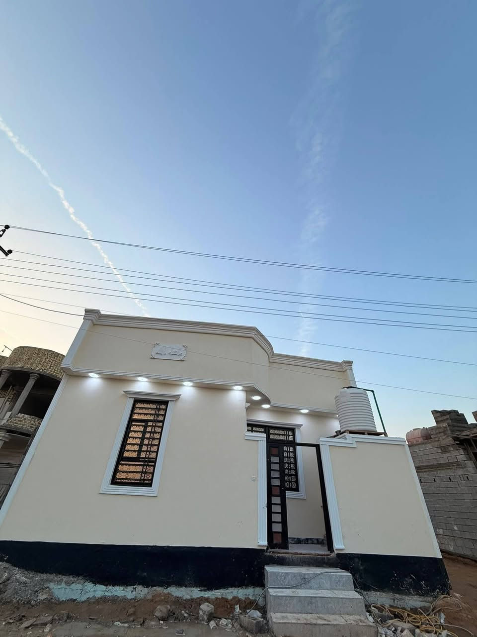 #سلام عليكم وسعد الله أوقاتكم ⁉️🤩 

#دار سكن للبيع بناء حديث 😍 

#المساحه 130 متر ركن 
#وعلى شارع تبليط 10 متر  و كافه الخدمات متوفره 

#يحتوي البيت على غرفتين نوم سويت و ديوان 
#و صاله 
و مناور 
و مطبخ 
و صحيات داخلي و خارجي بيت يخبل ماشاءالله 

#العنوان ببو الخصيب  منطقه كوت الحمداني على شارع تبليط 10 متر موقع راقي قريب على المحكمه

طابو صرف زراعي بأسم عراقي نموذج 25 راعي لارض موجود نفس 
المنطقه 

السعر 85 و قابل للتفاوض 
للاستفسار ***********
