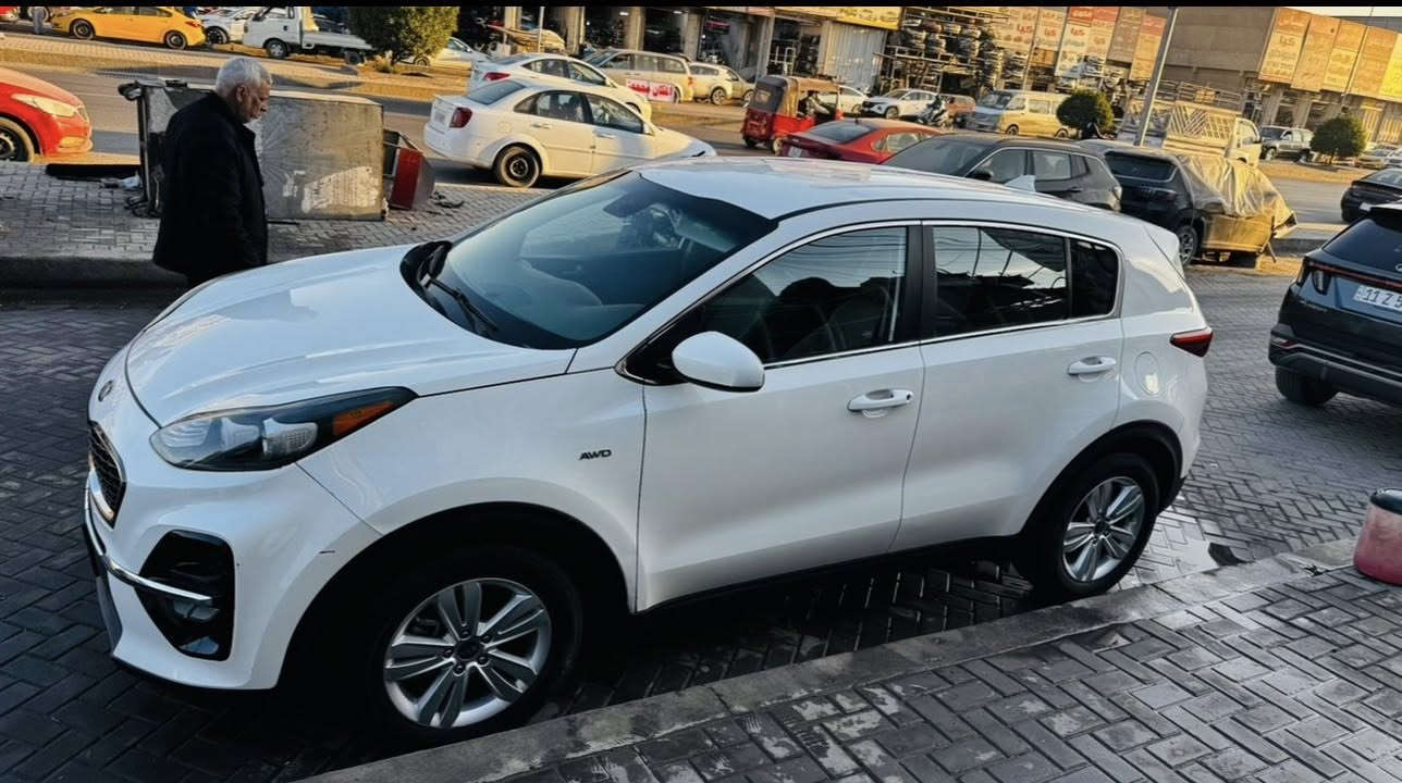 السلام عليكم سبورتج موديل 19 مواصفات عاديه محرك 2400 بلادي
السياره فورويل دفع رباعي
حادثه دعاميه امامي فقط الباقي بلاادي  اي صبغ مابيه 
اللون ابيض داخل بيجي مخمل
رقم بغداد الرقم الجديد
مكان السياره بغداد
السعر17800$وبيها مجال بسيط
***********
