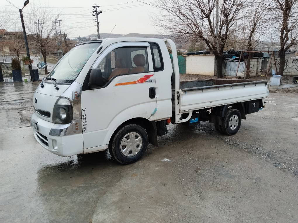 کیای 2700مۆدێل 2014هه یکەلێ جوانی هه یە بێ بۆیاخە دووسێ پەڵە ساردی هه یه سەنەوی وڕەقەمی تازەیە گێڕومەکینەو شانسی و عەکسلی بەشەرت مەکینەی کەمێ بوخاری هه یە تایەکانی تازەن  فلێنجەوتاقم پێشی وبانسی دووڕۆژە گۆڕاوە هه مووگیانی بە شەرت چرکەی تیانییە ژ.م.*********** السليمانية, العراق
