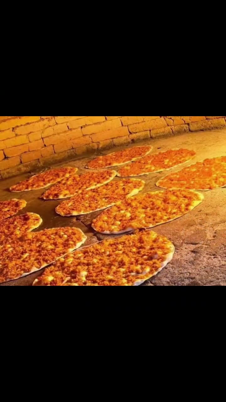 لحم بعجين 
😋 الطعم الأصلي... والاختيار إلك.
🥚 بالبيض | 🧀 بالجبن | 🥬 بالخضار

لا يفوتكم..الطعم. ❤️
📍 الحلة – مجسر الثورة – قرب أسواق 24 ساعة 🕐 من 1 الظهر لحد 2 بالليل
📞 للطلب والتوصيل: *********** *********** *********** ***********
🚗 توصيل سريع لحد باب البيت
#ذوق_وفخامة #مطعم_جوانه
