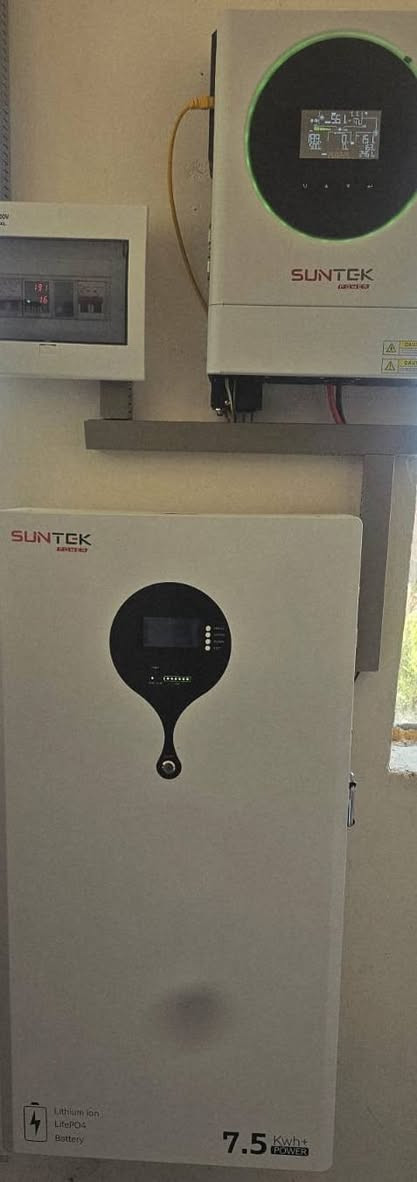 تنصيب منظومة طاقة شمسية بواقع 12 امبير نهاري 6 امبير ليلي من قبل شركة كولدن بور للطاقة الشمسية فرع-ناحية الرياض  .
للاستفسار:
***********
