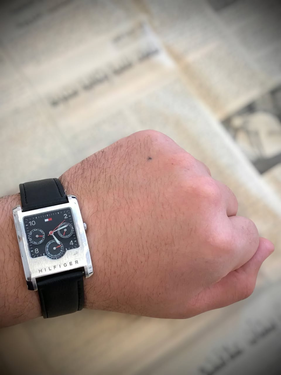 ساعة يد رجالية من تومي هيلفيغر (Tommy Hilfiger)، طراز 1790287.
* نوع الحركة: كوارتز.
* مادة الهيكل: الفولاذ المقاوم للصدأ.
* السوار: مصنوع من الجلد.
* مقاومة الماء: حتى عمق 30 مترًا (3 ATM).
* الميزات الوظيفية:
    *  سنتر عرض التاريخ.
    *  سنتر عرض يوم الأسبوع.
    *  سنتر صيغة عرض الوقت بنظام 12/24 ساعة.
    * عقارب مضيئة.
* أبعاد الهيكل: يبلغ حجم الهيكل 32 × 43 ملم وسمكه 9 ملم.


**إذا كنت صاحب هذا الإعلان وتريد حذفه لأي سبب، رجاءا أرسل رسالة إلى الدعم الفني**
