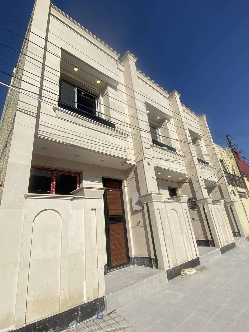 أللهم صل على محمد وآل محمد
تونات للبيع عدد3 مساحه 50 متر 

الواجهه 4 متر 

النزال 12.5 متر

عنوان/شهداء البياع/مربع الضباط/ثاني فرع عن الشارع العام/ثاني بيت عن شارع المظخه التجاري/

يحتوي على:-صاله/مطبخ/صحيات2/غرف نوم عدد3/بيتونه/سطح/

طابو صرف/فرع عريض/رصيف3متر/موقع ممتاز/

بناء فول مواصفات/واجهه مرمر/باب رئيسي قاصه/

شبابيك ألمنيوم/

للاستفسار الأتصال ☎️

***********

***********

يتوفر واتساب
