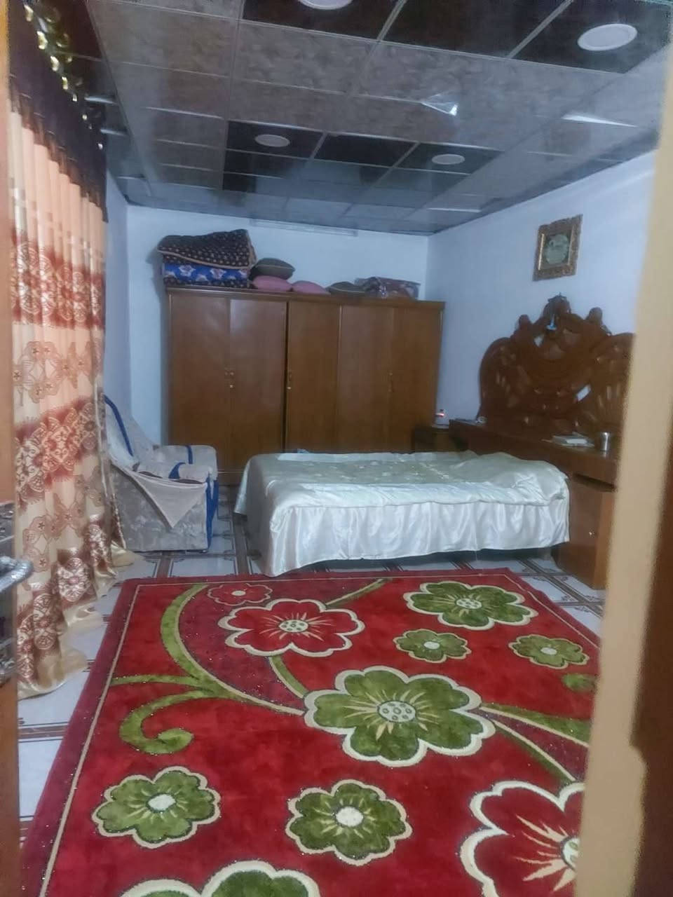 سلام عليكم بيت للبيع طابو زراعي 130متر فرعي خلف قاعت اوسكار ***********سعر 85وبي مجال تصال عله  هاتف  يحتوي البيت عله صاله وطبخ وغرفه جوه الفوك غرفتين نوم
