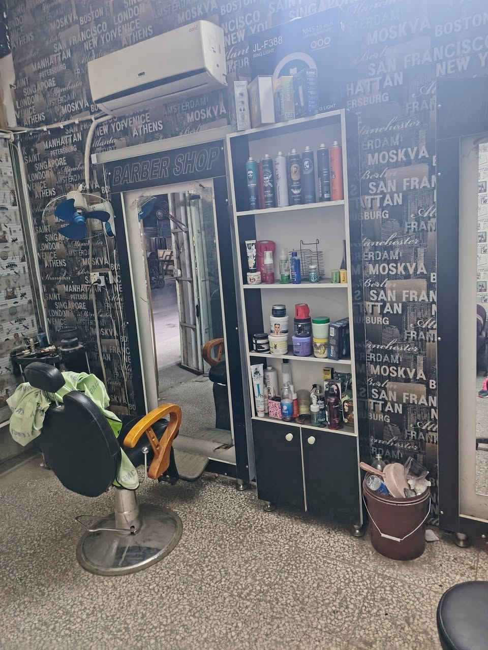 السلام عليكم محل حلاقه او وشم للبيع مكاني بغداد الزعفرانيه المحل عل شارع البيع سبب ممتفرغ رايده ب ٣ ملايين ونص ***********
