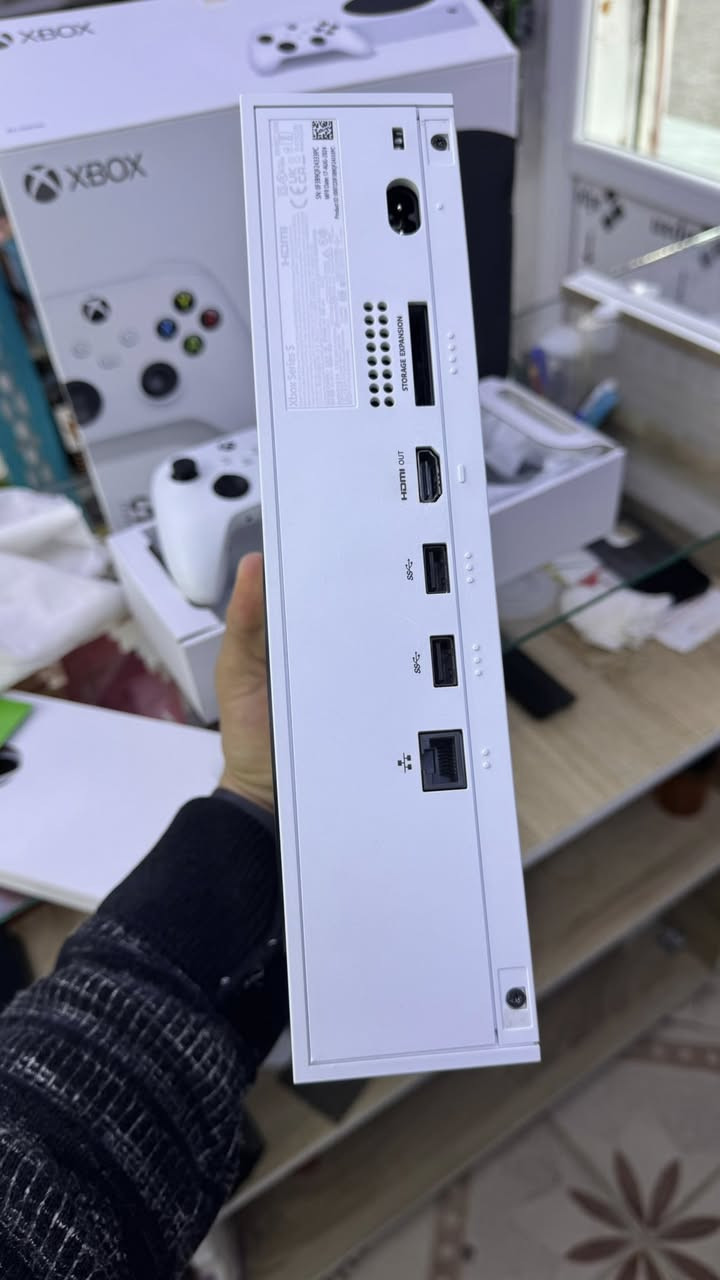 السلام عليكم
شباب اكس بوكس سيريس اس اصدار 2023 
بعدة جديد نضافة 95% 
ذاكرة 500gb
الجهاز مثل مموضح بل صور بعدة جديد وكل ملحقاتة كامله حتى الوصله مال وكالة موجوده 
السعر 400 وبي مجال بسيط 
للتواصل ***********
