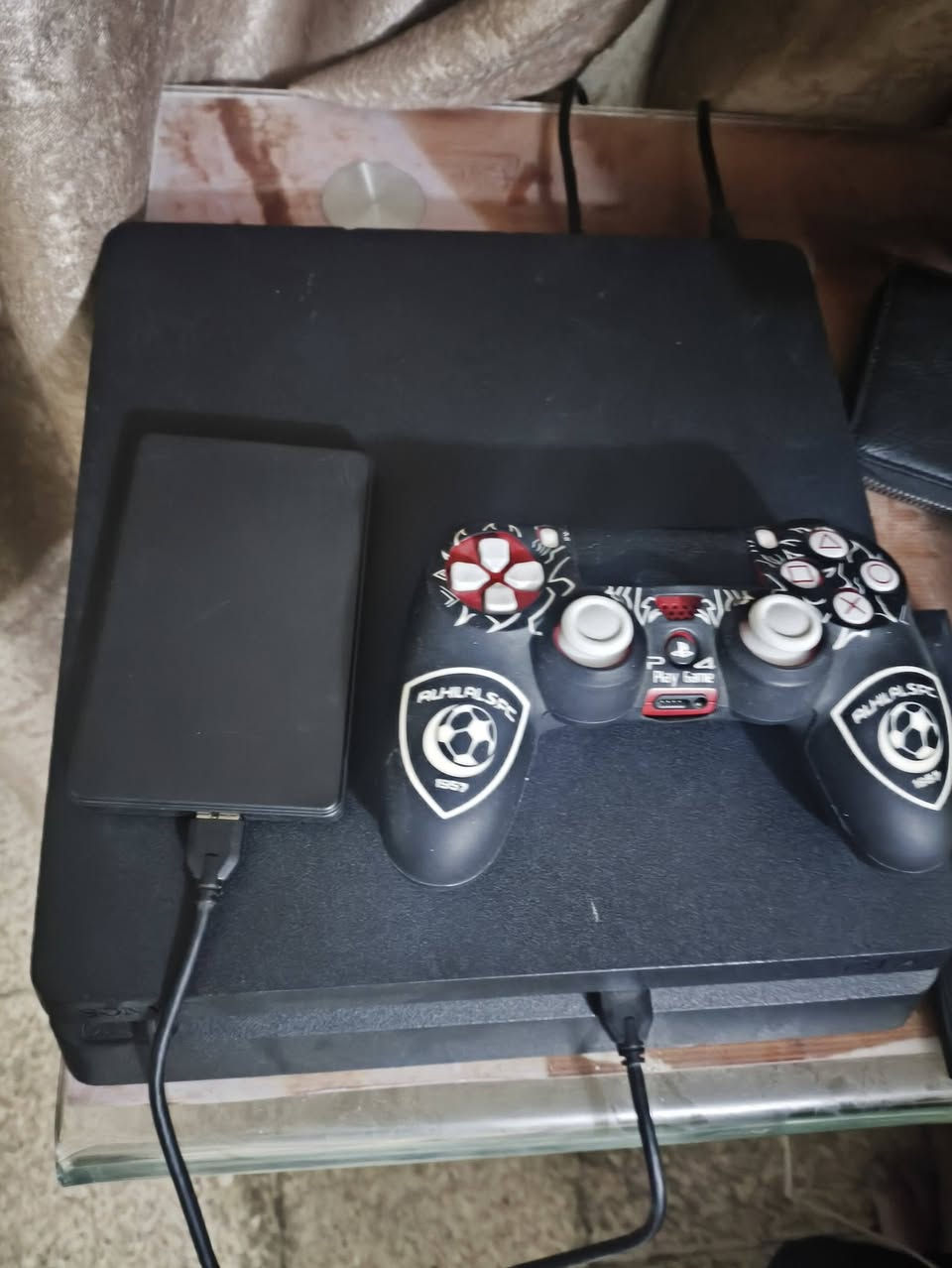 السلام عليكم بلي ٤ مهكر ذاكرة ٥٠٠ وهارد ٥٠٠ مليان ألعاب بي لعبات بلي ٢ و بلي ١ و بلي ٤ مداخل تصليح وياء كارتونه يده اصليه باندل وياء يده ثانيه ام الواير سعر قفل ٢٥٠ مابي اي مجال مكاني بغداد السيديه تقاطع درويش المعالف شراي خابر ***********
