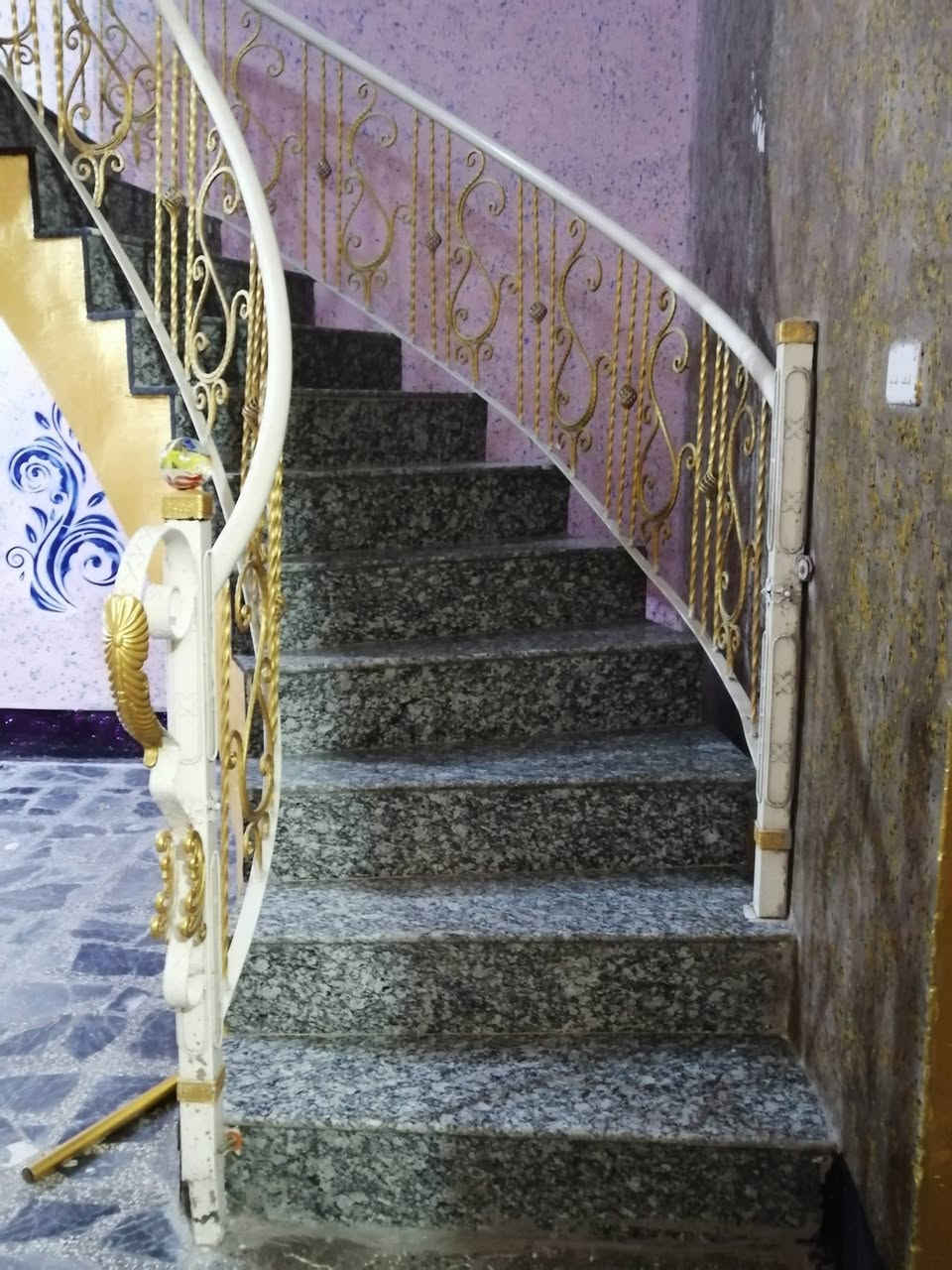 اسلام عليكم ورحمة الله وبركاته عندي بيت للبيع في بغداد الشهداء الثالثه البيت حديث كله جاهز لسكن طابو صرف بسمي  بيه اجازة بناء غير مطلوب جاهز لسكن مبايل *********** بسمي المساحه ٢٠٠ متر النزال ٢٠ /الواجه /١٠
