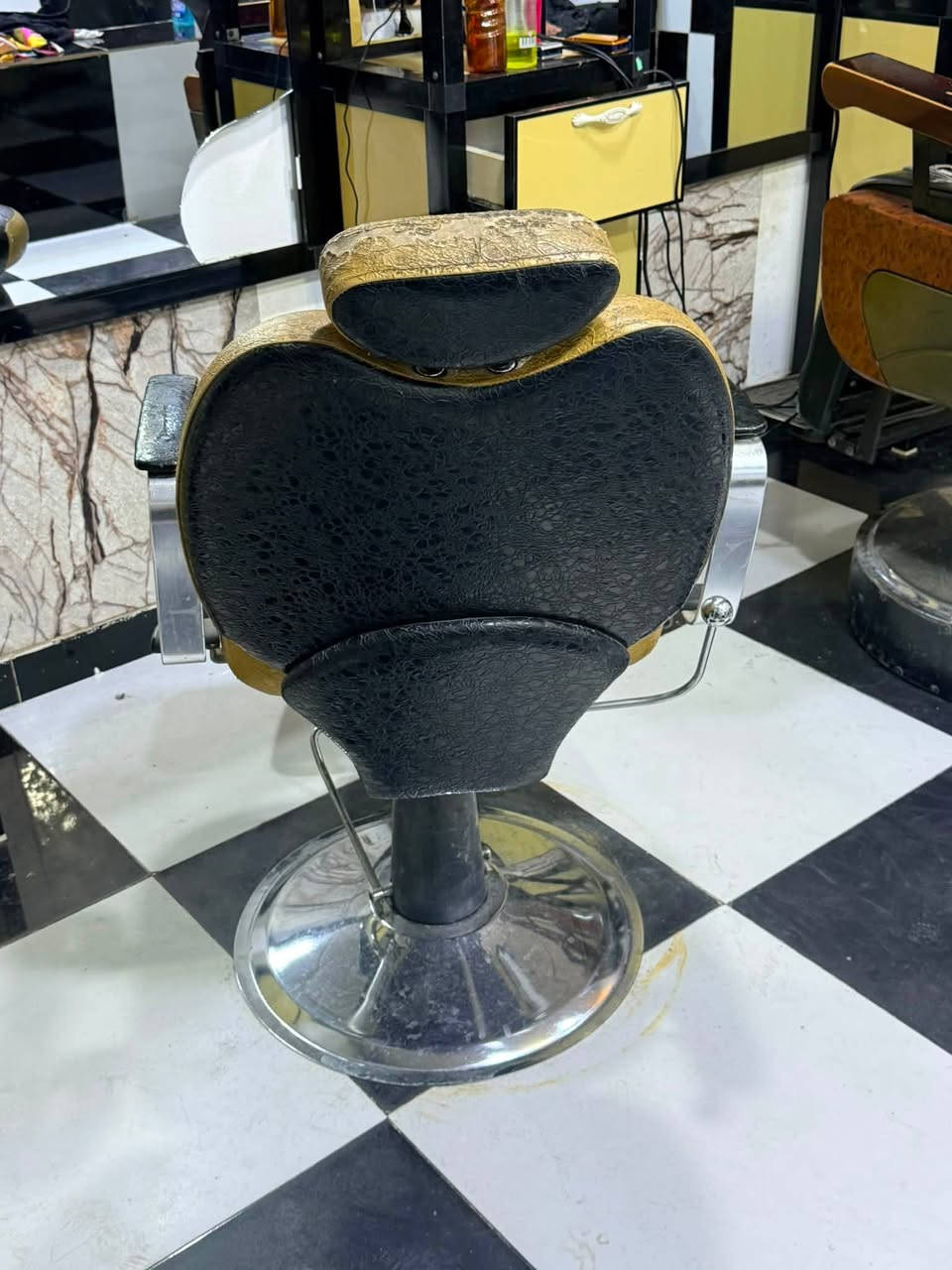 ديكور حلاقه كامل مع مرايات خلفيات ٢ وكرسي حلاقه  السعر 400وبي مجال
***********
