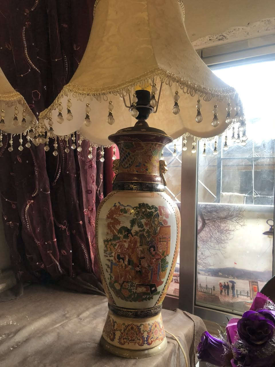 طقم تيبل لامب خزف قديم رسم يدوي نافر بالكامل مع قاعدة نحاس حجم كبير ارتفاع حوالي 85 سم شغالات فحص بحالة ممتازه للمعني فقط التواصل خاص او عالرقم 0796195550


**إذا كنت صاحب هذا الإعلان وتريد حذفه لأي سبب، رجاءا أرسل رسالة إلى الدعم الفني**