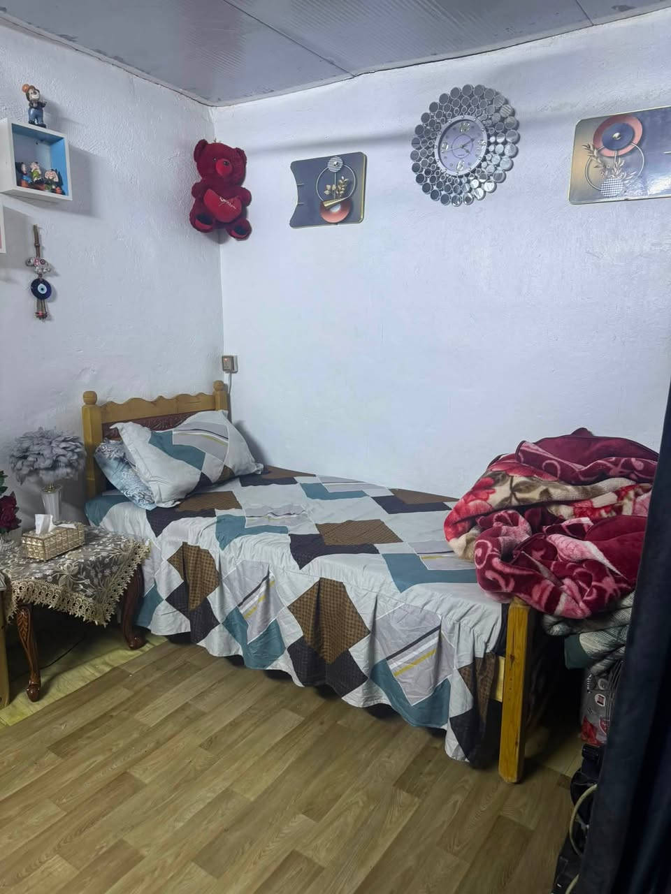 سلام عليكم بيت تجاوز مساحته 200 غرفتين وصاله وحمام وحديقه خارجيه وطرمه كبيره قمريه بل طرمه مال مطر البيت جاهز من كلشي يعني اجيب غراضك وتكعد مدرس قريبه عليك مي كهرباء وطنيه كلش زينه  البيت البيت الله  شاهد  كلش نضيف المكان الدوره نهايت شارع ستين مقابيل قاعت باور هاوس السعر 14 وبي مجال متواجد خاص واستاب هاذه رقمي ***********
