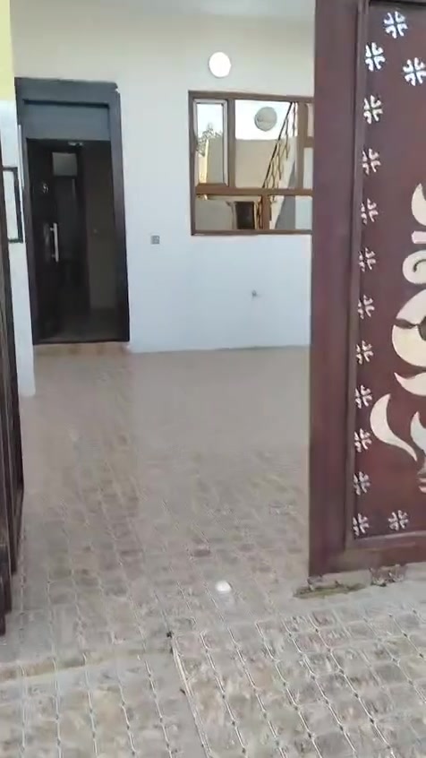 بيت للايجار ١٠٠متر طابقين معزول درج خارجي  فول سيراميك وسقف ثانوي  كراج سيارة صحيات خارجي وداخلي.. كهرباء مولد موجود... الأيجار ٤٠٠الف.. 
العنوان. القادسية الثانية.. تقاطع ابوخطاب..للمعلومات الاتصال على الرقم ***********
