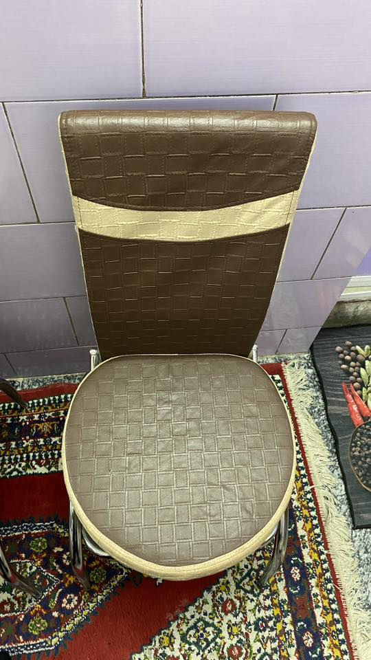 عندي أربع كراسي وواحد منهن مدوشن
وواحد منهن مكسوره تجايه ظهر
مثل ما ملاحظ بالصور
أخذتهن ب٨٠ الف + وياهن تلبسيات مالتهن 
تواصل واتساب ***********
سعر قيم وأخذ يرضيك ويرضيني
