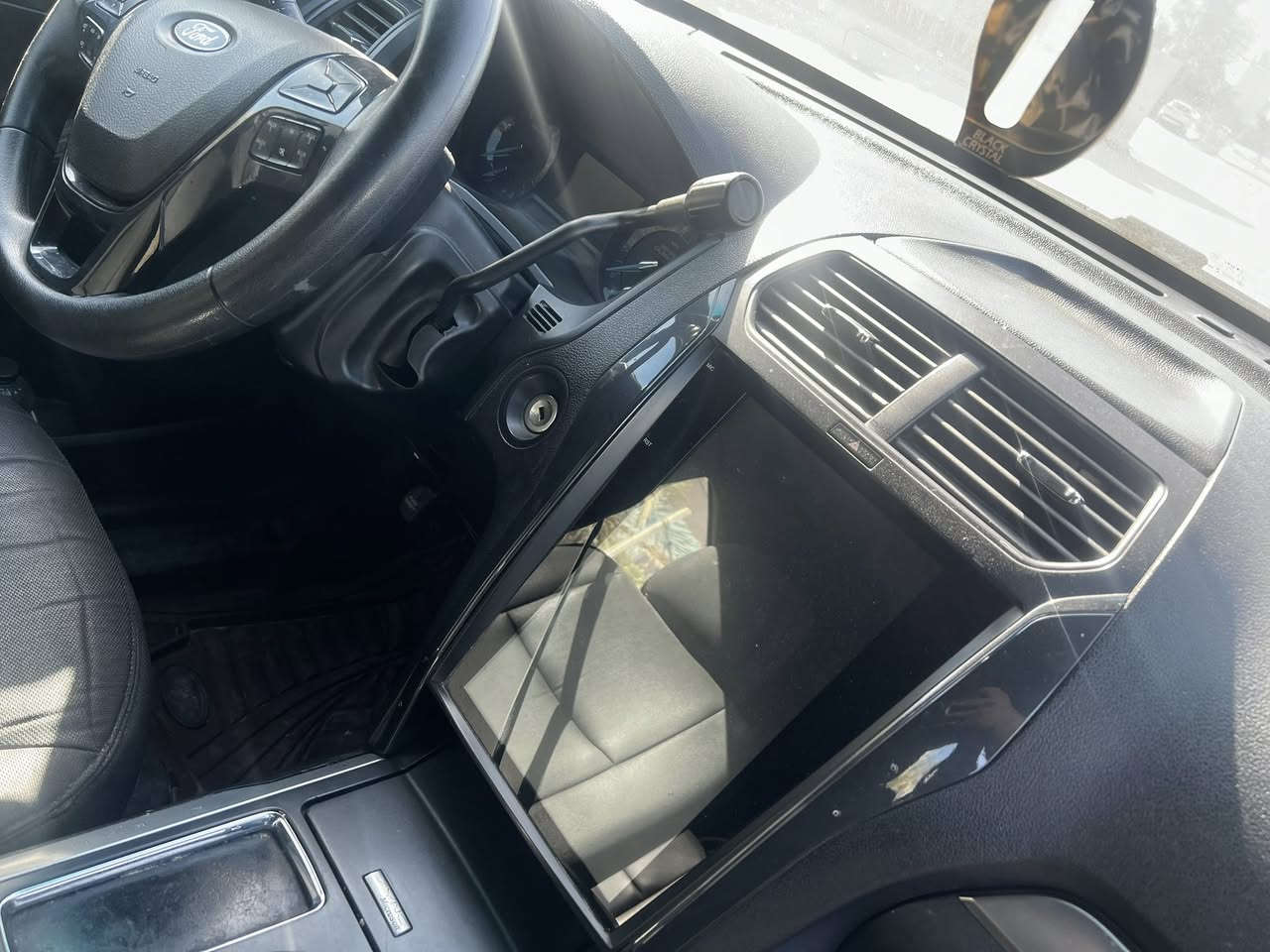 السلام عليكم فورد اكسبلور مواصفات بوليسي شاشة تيسلا قطعتين تبريد حجم المحرك 3700 كير عشر نمر  4WD خمسه راكب السياره جنطتها جداً ضخمه تكدرون اتضيفولها كراسي اضافيه السياره حلوه ما محتاجه اي شي كيرها ومكينتها مكفولات ماشية 130 الف كيلو سعرها 145 ورقه وبيه مجال بسيط للاستفسار الاتصال ***********
