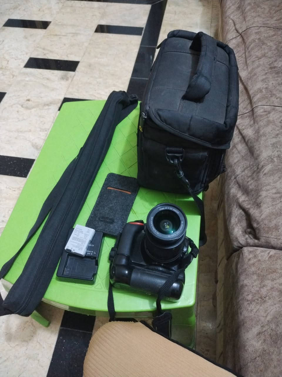 كامره نيكون 5600 معه عدسه 18 /55 بل اضافه الئ زوم 70 /300 سكما اريد مراوس فقط حته انطي فرق نضافه كدامك وصور كامره كدامك للاستفسار خاص او واتساب *********** كامل ملحقاته وياه فقط مراوس كانون او نيكون
