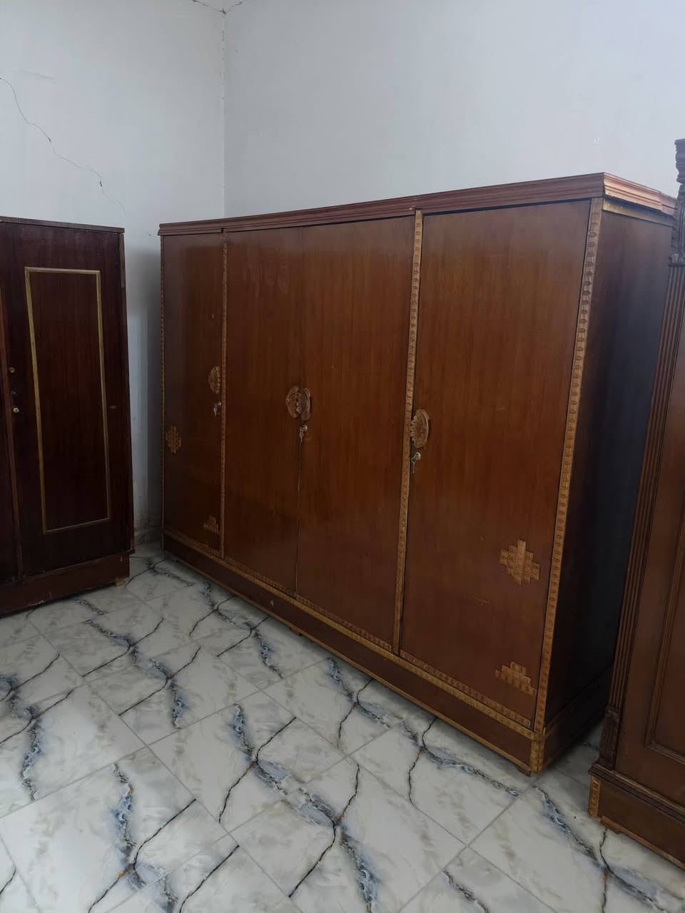 سلام عليكم جميع الاثاث مستخدم متوفر من كاونترات مستخدمه كنتور اربعه ابواب شرط نضافه شرط الاصلي  طباخات مصريه ثلاجات ميز طاعم دواوين قنفات العنوان تكريت القادسيه قطعع ٥٠٠مجمع الطبي 
الاستفسار***********
