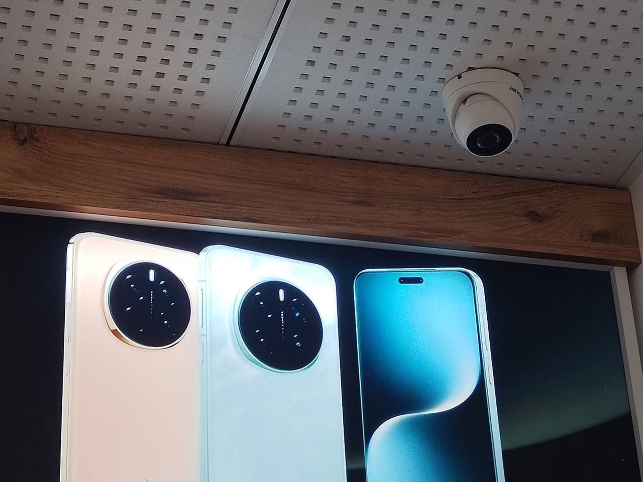 نقدم لزبائنّا الكرام خدمات تنصيب وتجهيز أنظمة كاميرات المراقبة بجميع أنواعها، وتشمل الكاميرات الشبكية (IP) والكاميرات التناظرية (Analog)، بمختلف الموديلات والاستخدامات الداخلية والخارجية، مع تنفيذ متكامل يشمل دراسة الموقع، تحديد أماكن التنصيب بدقة، التمديدات، البرمجة، والربط مع أجهزة التسجيل لضمان أفضل تغطية وأعلى جودة تصوير.
كما تشمل خدماتنا تنفيذ وتوزيع شبكات الإنترنت السلكية واللاسلكية، ربط النقاط، برمجة أجهزة الشبكات، وتنظيم البنية التحتية للاتصالات بما يضمن الاستقرار والكفاءة.
ونقوم كذلك بتنصيب الأنظمة الصوتية، أنظمة النداء العام، وأنظمة الاتصالات الداخلية (البدالات والإنتركم)، مع الضبط والاختبار الكامل للنظام.
إضافةً إلى تنفيذ أنظمة السلامة والأمان، وتشمل أنظمة إنذار الحريق، حساسات الحركة، وأنظمة الإنذار المبكر، وفق المواصفات الفنية والمعايير المعتمدة، مع التسليم النهائي للنظام جاهز للعمل وبكفاءة عالية.
***********
***********
