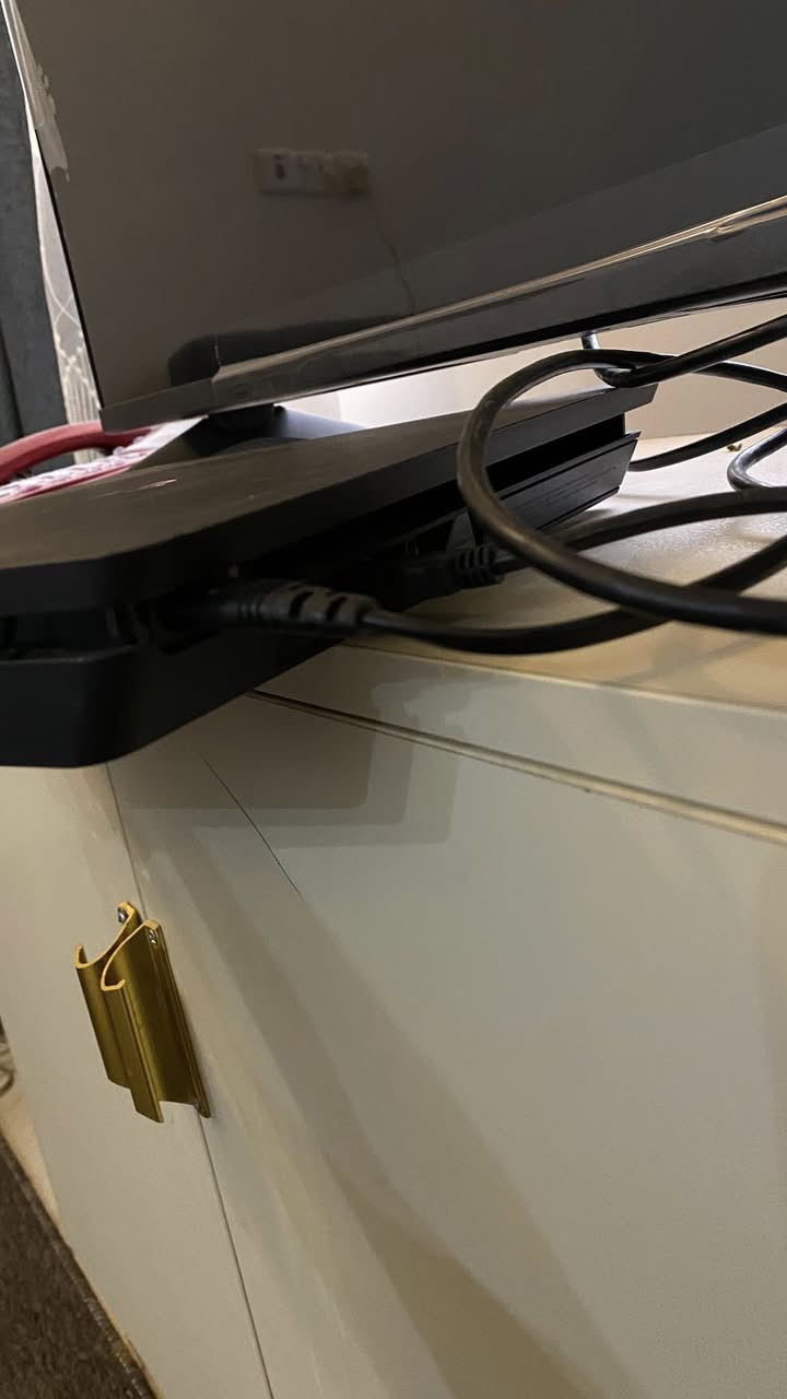 بلي4 سلم مستخدم شهر وكلش قليل استخدامة ويا حساب بي 249 لعبة مجانية و قرص gta و لعبة منزلة بالجهاز ويا جوستك وحدة رايدة ب300 وبي مجال مكاني تنومة او العشار ***********
