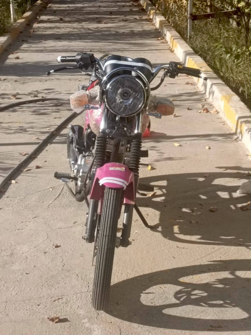 سلام عليكم دراجه دايوان للبيع موديل 2022 محرك جديد برغي مامفتوح بيها سلف كهربائيات شغاله الدراجه كلك مكفوله بكفالتي السعر 850 وبيها مجال مكاني كربلاء الحسينيه الهاتف ***********
