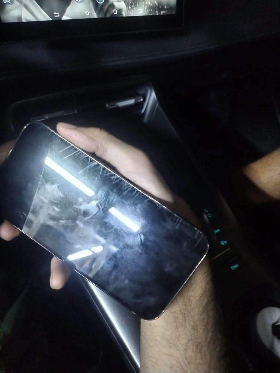 السلام عليكم
ايفون 13pro max
لون ذهبي 
بي شخوط بصية بالشاشة 
موضح بالصورة 
ماكو اي تأثير ​​​​؏​​​ للمس
مبدل بطارية فقط مستخدمة 
يعني فاتحة من 13 وشادها المبايلي
ذاكرة ( 512 )
بطارية ( 76 ) 

السعر 650
للستفسار اكثر ***********
مكاني بغداد مدينة الصدر
