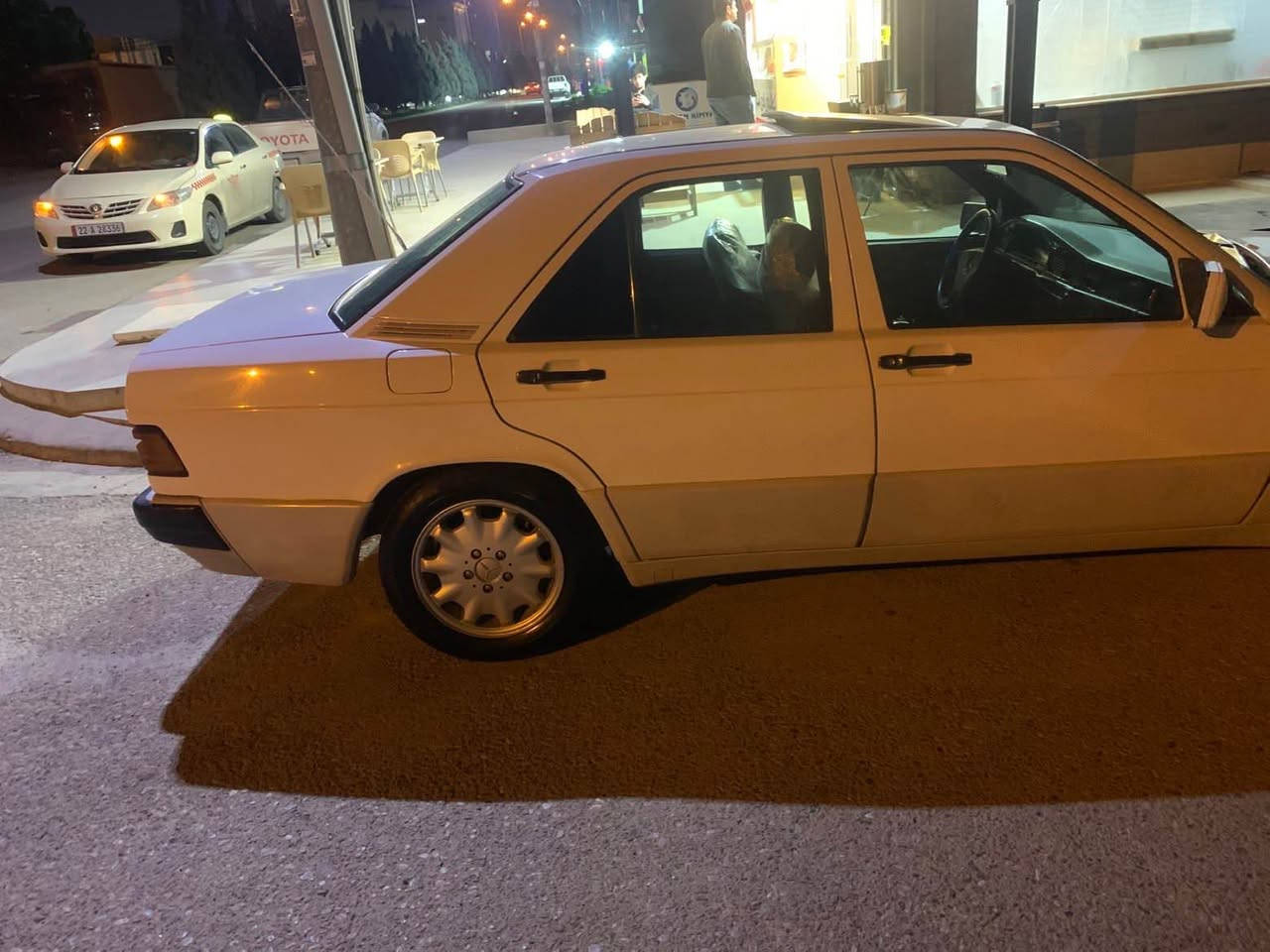 بەناوی خوا 
مارسیدس بێنز ـ ١٩٩٠ - ٤ پستن گێر حادی گێر مەکینە بیلاد بە شەرت ٤ پارچە سبوخ تەقە و رەقەی بەشەرت سەیارەکە زۆر جوانە ئی مەحرەز و شت نیە ٤ تایە کریستال نوێ سلایدە بەس ئیش ناکا نرخ ٤٧ مەعمەلەیەکی کەم ١٢٦٥ هەزار غەرامەی تێدایە دوای مەعمەلە دەیگەرێنمەوە 0750 757 71 02 أربيل, العراق
