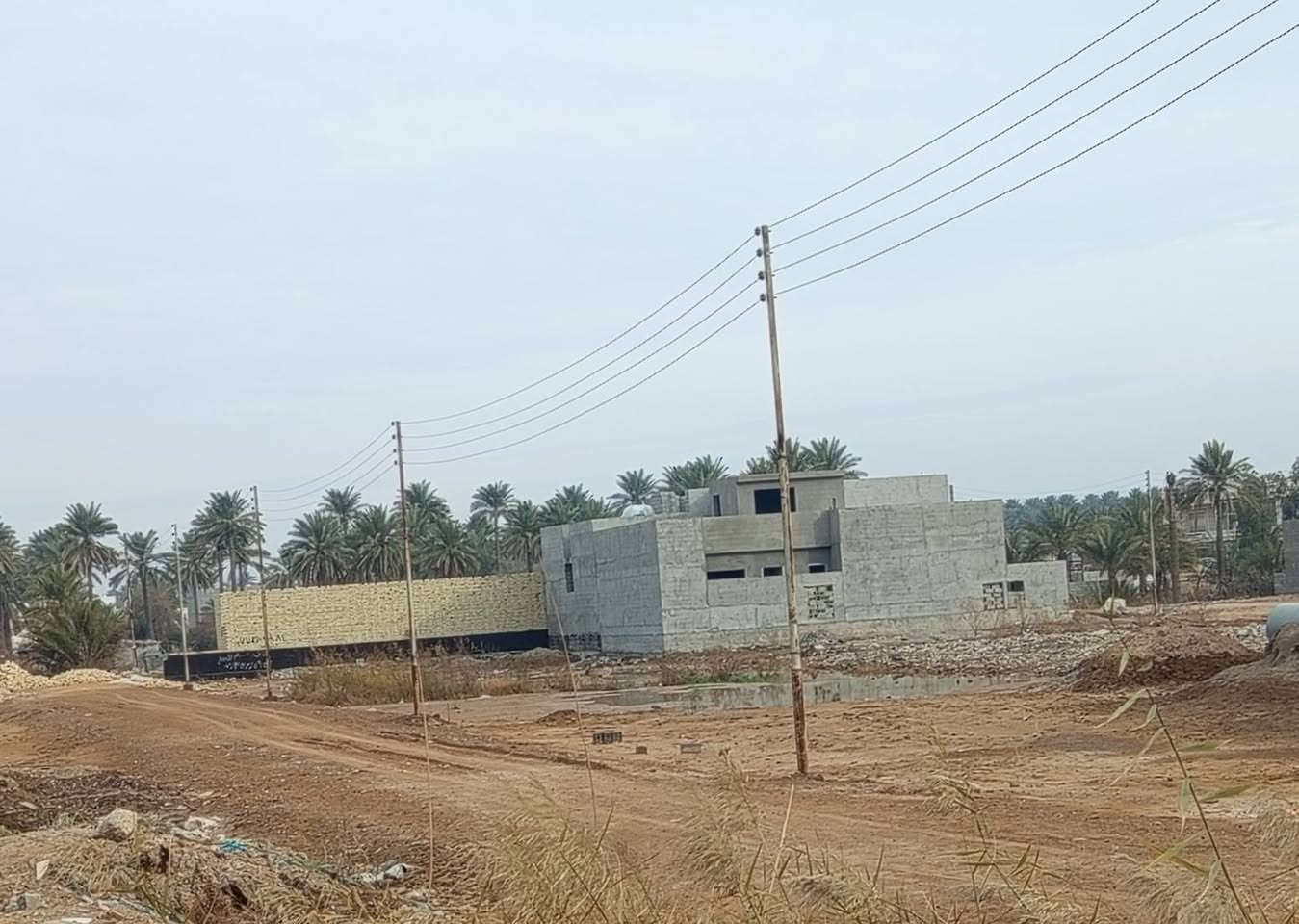 قطعة ارض ١٠٠ م للبيع طابو زراعي سند ٢٥  مكاتبه ووكاله ماء وكهرباء وسبيس بعقوبة حي النور فرع الاول عن السده السعر ٢٨ مليون وبيه مجال للشراي للاستفسار خاص او ***********
