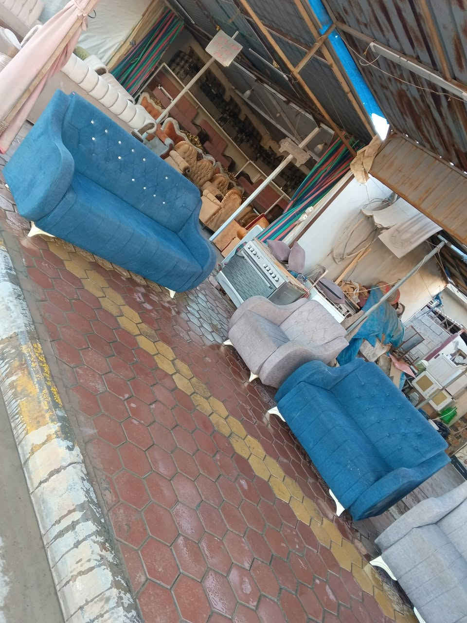 تخم عشر مقاعد مستعمل نضيف السعر 300 ألف العنوان العزيزيه منطقة باب الحاره للمراسلة *********** يوجد واتساب وماسنجر وتوصيل بل الاجره
