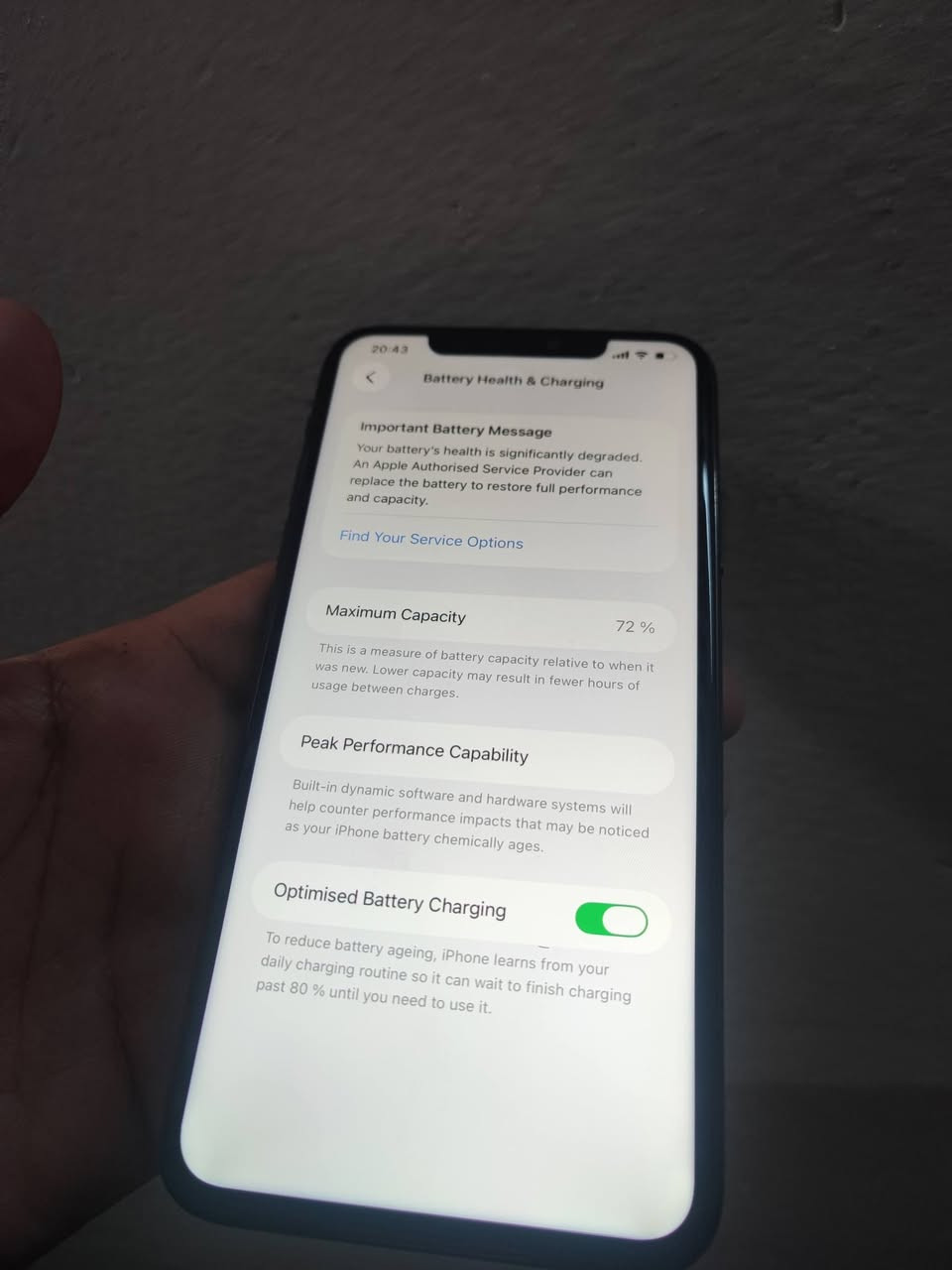متاح 11pro maxجهاز كلش نضيف لوك فقط مبدل شاشة نوعيه ممتازه فيس ايدي شغال ذاكره 128نموذج Mبطاريه 72بلاد بالشرط شحنه 
س/250 تواصل ***********واتساب

