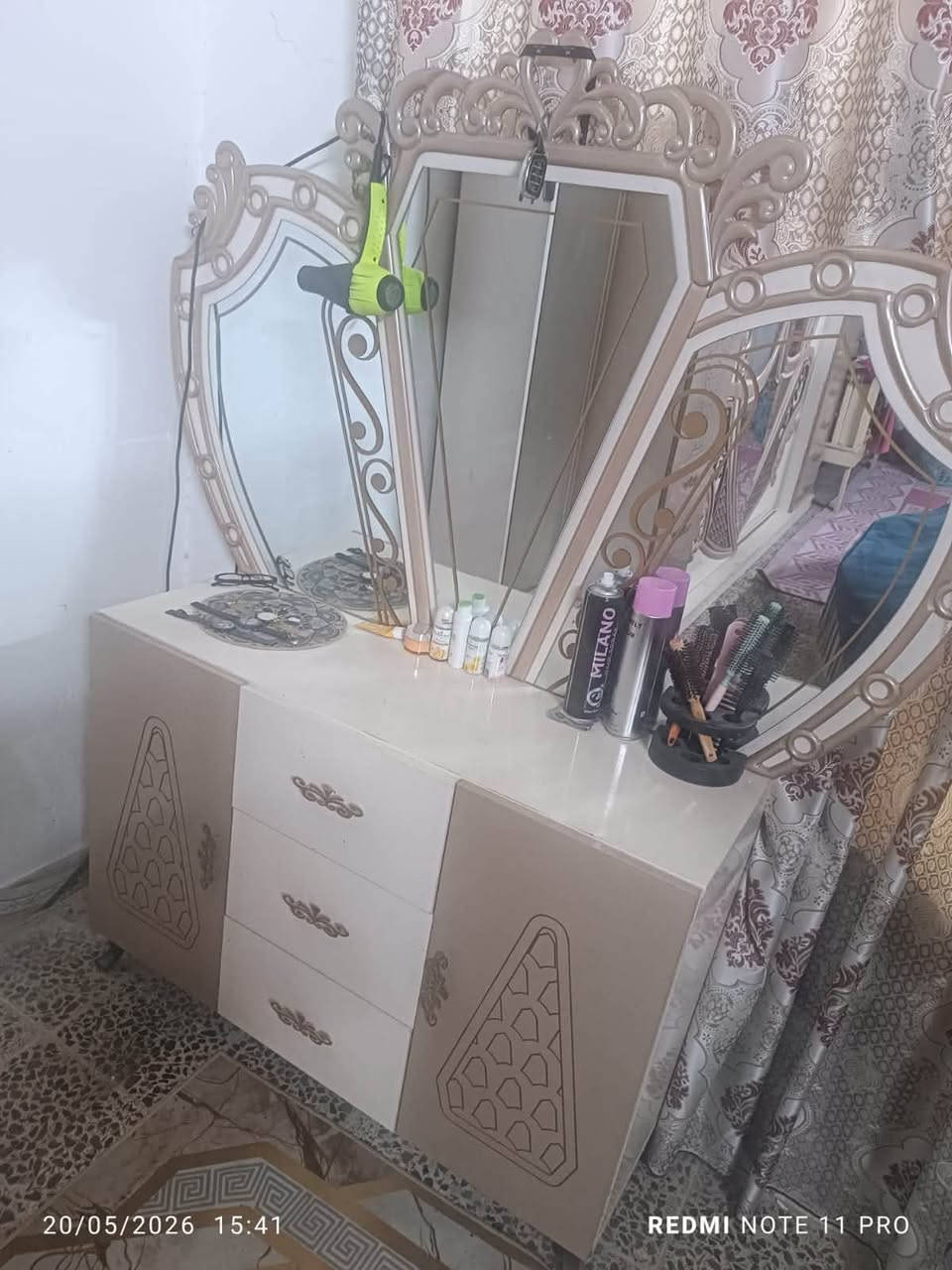 سلام عليكم للبيع غرفة نضيفة بيها بس السكك مال المجرات يرادلهن تبديل سعرها 450 للتواصل اتصل ما متواجد ع النت *********** عنوان نجف حي الجامعة
