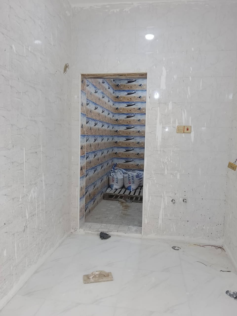 السلام عليكم بيت للبيع حي الامين يبعد عني الشارع 300 متر مساحه 315 بناء جديد كافه ! ***********
