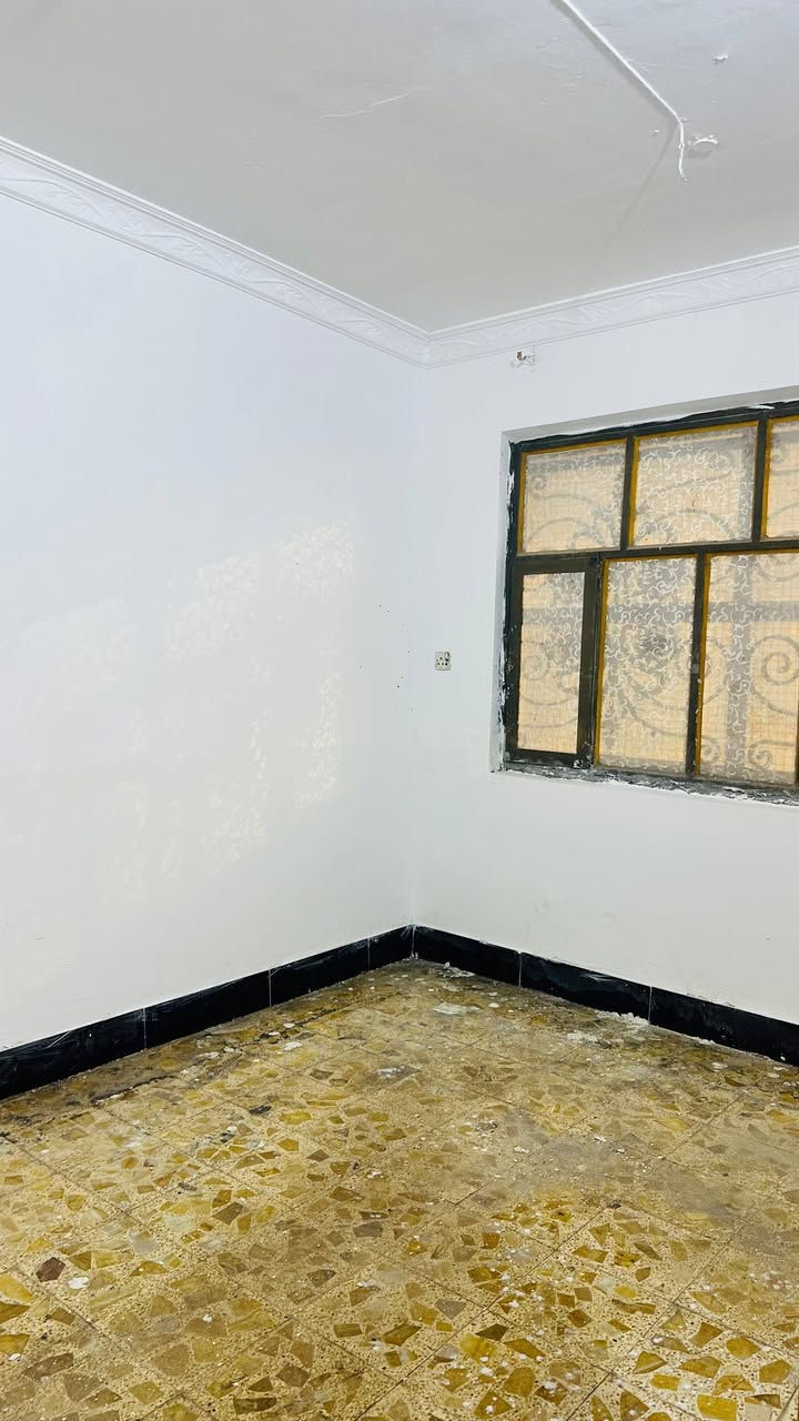 بيع مستعجل
بيت ١٠٠م امامي ركن وجهين

طابق واحد بناء نظيف عكاده

سعر ١١٥ بيه مجال قليل

حاليا فارغ جاهز للسكن

يقع سادس بيت عن شارع الرئيسي السريع
قرب مجمع دبي

يحتوي على غرفه وصاله ومطبخ وصحيات داخليه وخارجيه واستقبال

موبايل للاستفسار ***********
