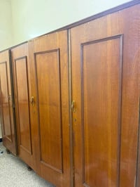 يتكون من اربع بيبان بالوسط تعلاكه و الجوانب رفوف مزيد من التفاصيل 0770...