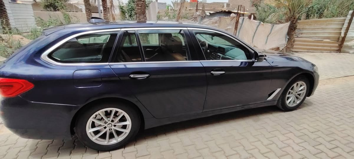 بي ام دبليو خليجي 2018استيشن حجم 520 محرك حجم 2000 
توين توربو
لايت زينون عالي ناصي 
مع LED نهاري
مرايا جانبية شفط كهرباء 
قلاب ويه البك 
مع اشارات بالمرايا الجانبية 
ويل كب حجم17
 حساسات امامي خلفي 
عالي التحسس والدقة ومعروف
 بالبي ام 

هندبريك بصمه 
اوتو هولد 
غرفة السيارة جلد بحالة جيدة جدا" مع إنارة داخلية متعددة الألوان. 
تحكم فول كهرباء لكشنات
 الاماميه
تبريد السيارة قطعتين
 امامي وخلفي منفصل  
تحكم خلفي 
تحكم ستيرن جهتين 
شاشة دشبول كبيرة  
تحتوي على كمبيوتر متكامل 
لكل المركبة 
 كير مع 3 وضعيات للقيادة عادي و سبورت وإقتصادي
انظمة ال  ABS ,EBD, و 
الثبات DSC
وباقي مواصفات المركبة. 
غنيه عن التعريف ماناقصها 
برغي وجاهزة من كل شي 
السياره بأسمنا ورقم اربيل   شرط التحويل
مكان السيارة البصرة
السعر 150 وبيه مجال
رقم  ***********
‏‪0785 153 3458‬‏
