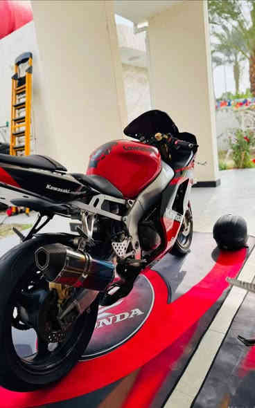 السلام عليكم 
كاوسكي نينجا 
موديل 2004 
حجم المحرك 636
الدراجه تو كلر بلادي لونين
ماشيه 36الف
اوراق كامله سكنر 
الدراجه نضافتها الف بالميه جكه ابره ما بيها 
كهربائيات كامله كلها 
اجنحه كاربون فايبر 
جاملغ خلفي كاربون فايبر اصلي 
صينيه زنجيل كاربون فايبر 
وشومات حراريه اصليها عليها 
يدات بريكات وعنبار كله اصلي تزويد 
بريكات جدد امامي خلفي 
اشاير جدد 
شاشه كلها شغاله 
اكزوز سبورت رياضي 
تايرات جدد 
مكينه كيس جديد وقبق ولفات مبدله جديد دهن موتل خرسه عله شرط للفصلة 
اول ثاني ثالث تشك الكاع 
حماوه انسه توصل ال85 
كامله متذب عليها الف دينار 
السعر 27 وبيها مجال 
المكان الدورة  
الرقم***********
