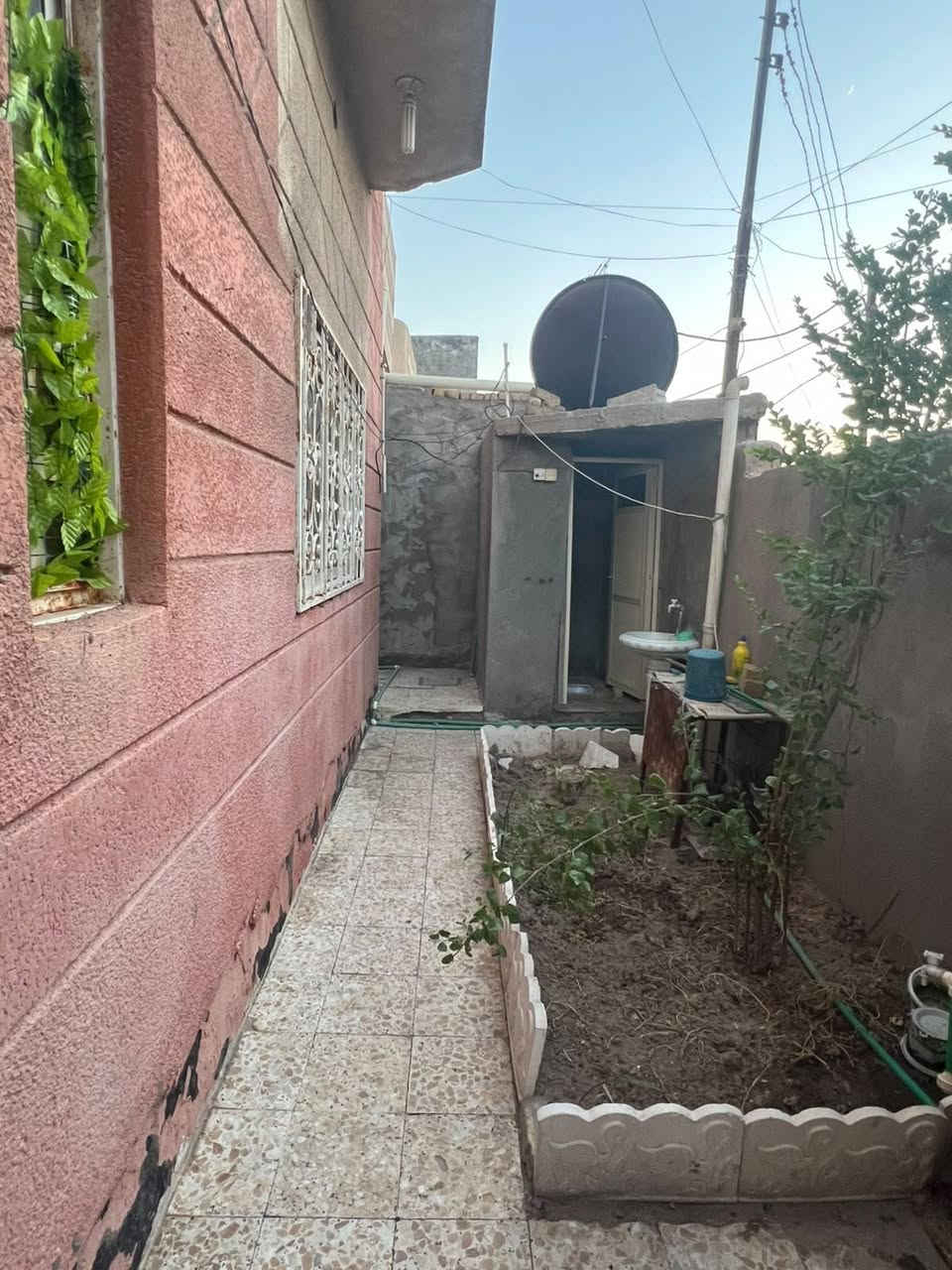 بيت للبيع في الجنينه
مساحته البيت 200 متر طابقين
تفاصيل البيت 
الطابق الأول 
كراج + ديوانيه+ هول + موزع+ غرفتين نوم+ صحيات+ مطبخ + منور 
الطابق الثاني غرفتين نوم ومطبخ وصحيات وصاله+سطح 
الطابق الثالث بيتونه 
عنوان البيت الجنينه خلف مدارس شط العرب الاهليه قريب على سوق الجنينه 
السعر 650 مليون وبي مجال
للاستفسار :***********
