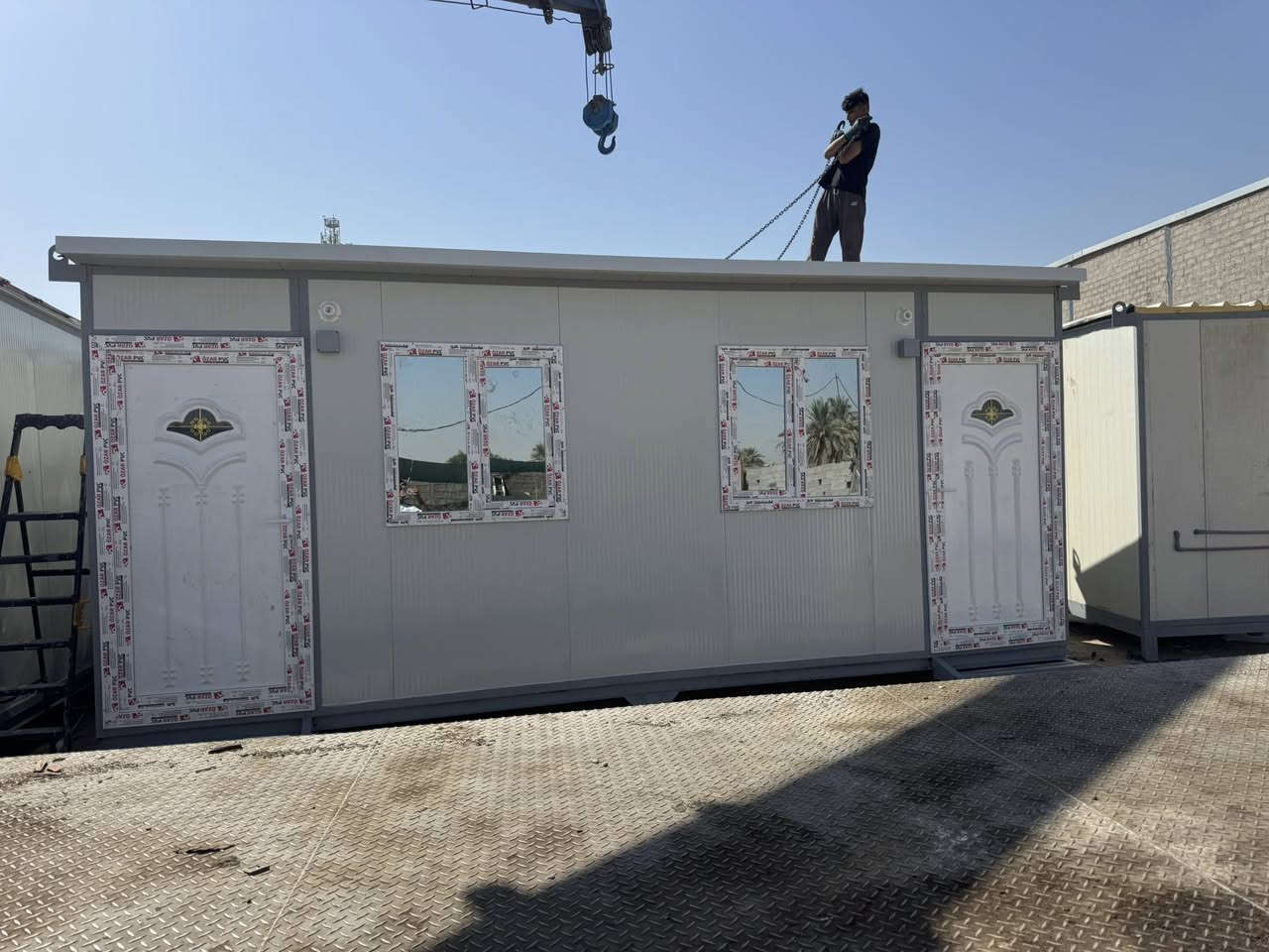 سلام عليكم كرفان قياس 6 في 3 غرفتين بابين مكان بغداد سعر 2400معأ اجو النقل داخل بغداد ***********
