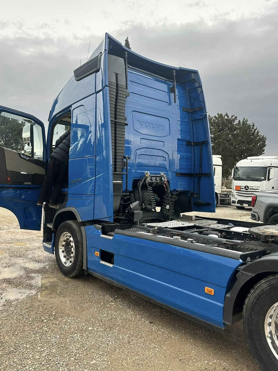 🫡بسم الله الرحمن الرحيم
فولفو راس تريله 
حجم :500
موديل:2016
مواصفات: تبريد ثلاجة حاسه كاميرا
رقم كاتى دخول جديد  
***********
***********
