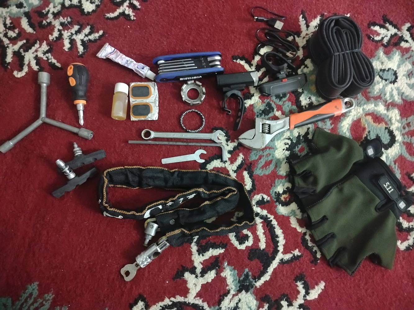 بايسكل الماني 🇩🇪حجم 26
شركه GT العالميه 
مواصفات:  
النضافه مالو 90/100
1: معدن المنيوم. 
2:وزن خفيف 7 كيلو. 
3: كير امامي 3نمر.
4:كير خلفي 7نمر. 
5:دبل الامامي شغال. 
6:البايسكل يتحمل وزن 100كيلو. 
ما بي اي عطل.
الغراض الي بل صوره كلها ويا 
مكاني،،، موصل حي النور 
الرقم (***********)
بي واتساب السعر 200قفل
ملاحظه: الاغراض كلها ويا..
